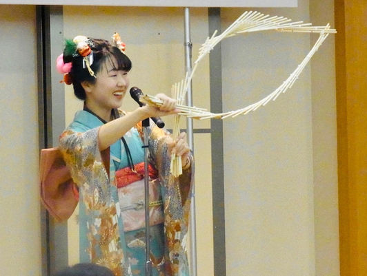 チンドン屋による南京玉すだれのステージショー