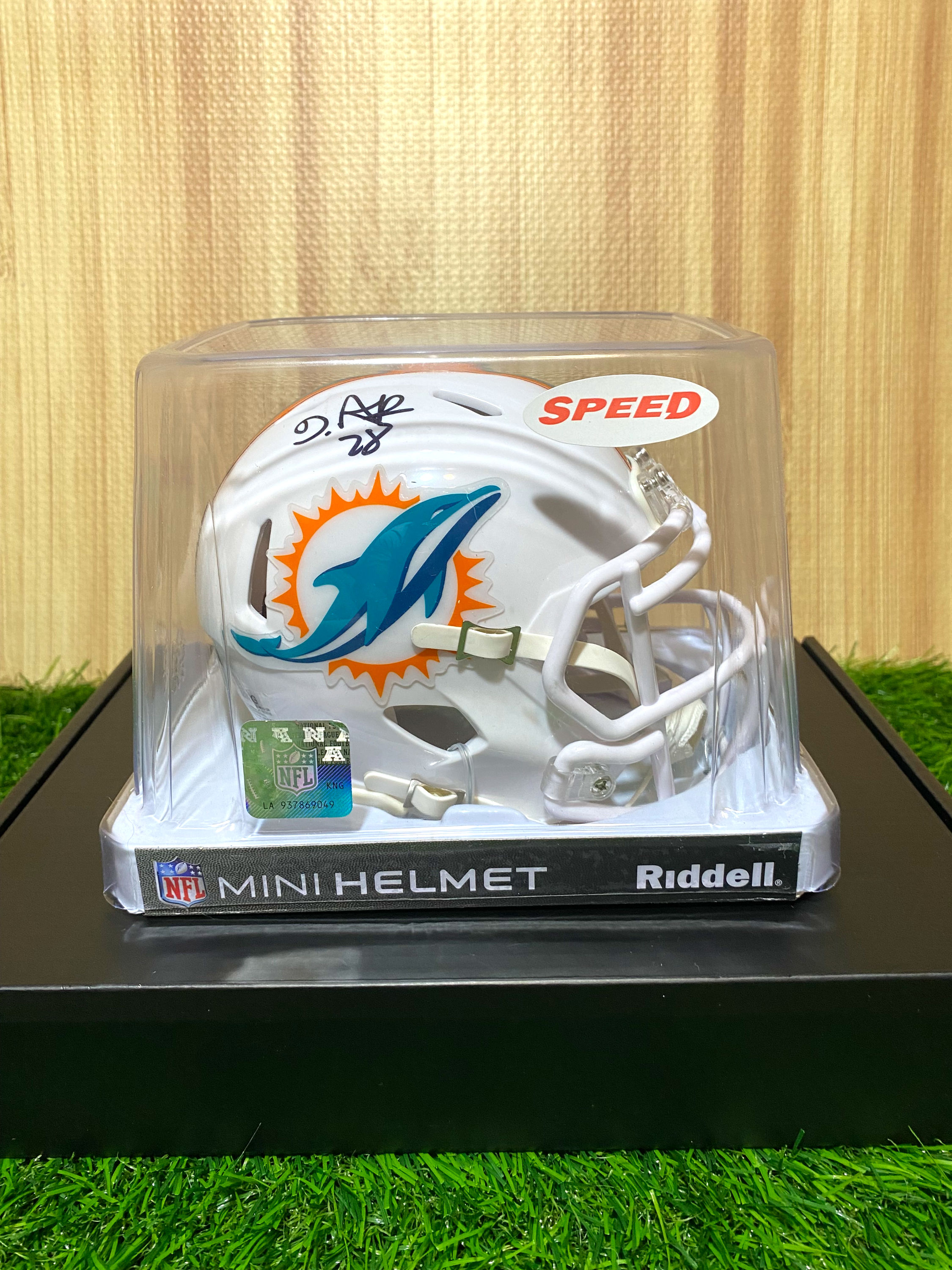 De’Von Achane Dolphins Mini Helmet