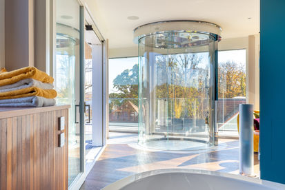 Runddusche Ahrensburger Glasbau Glas Sonderkonstruktion hochwertige High-End-Dusche gebogenes Glas 360 Grad Shower-System
