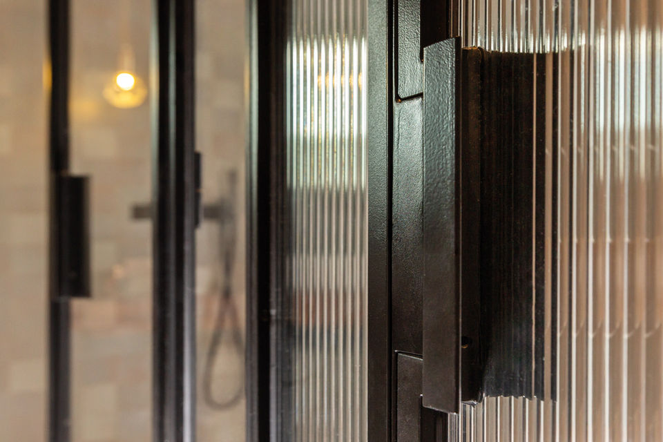 Glas Kabinentechnik Schwarz-Stahl Sonderkonstruktion Kabinentechnik mit Reliefglas Klarglas im Mix