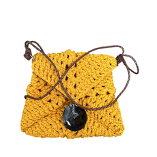 Mini Bolsa de crochê artesanal MD Création em fio mostarda, formato envelope, alça fina marrom e botão redondo preto.