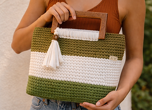 Bolsa feminina Sève em crochê verde e branco com alça de madeira