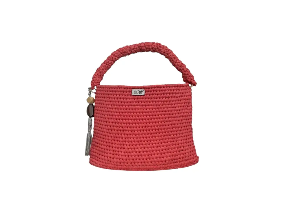 Bolsa feminina Rayons MD Création em crochê vermelho vivo com alça reforçada e pingente lateral, exibida em foto de cima.