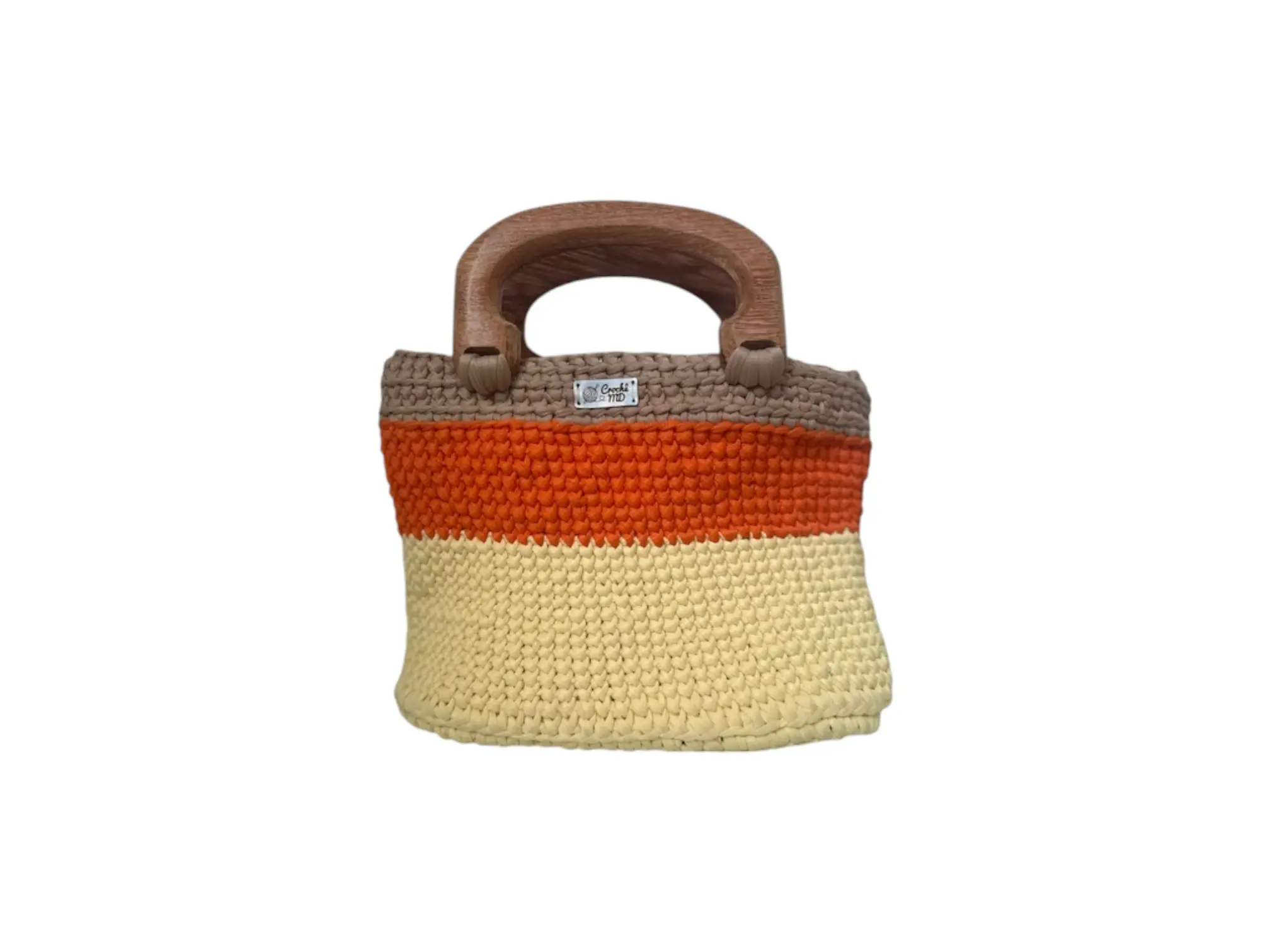 Bolsa de crochê artesanal MD Création em bege suave, laranja vivo e amarelo creme, com alça rígida de madeira.