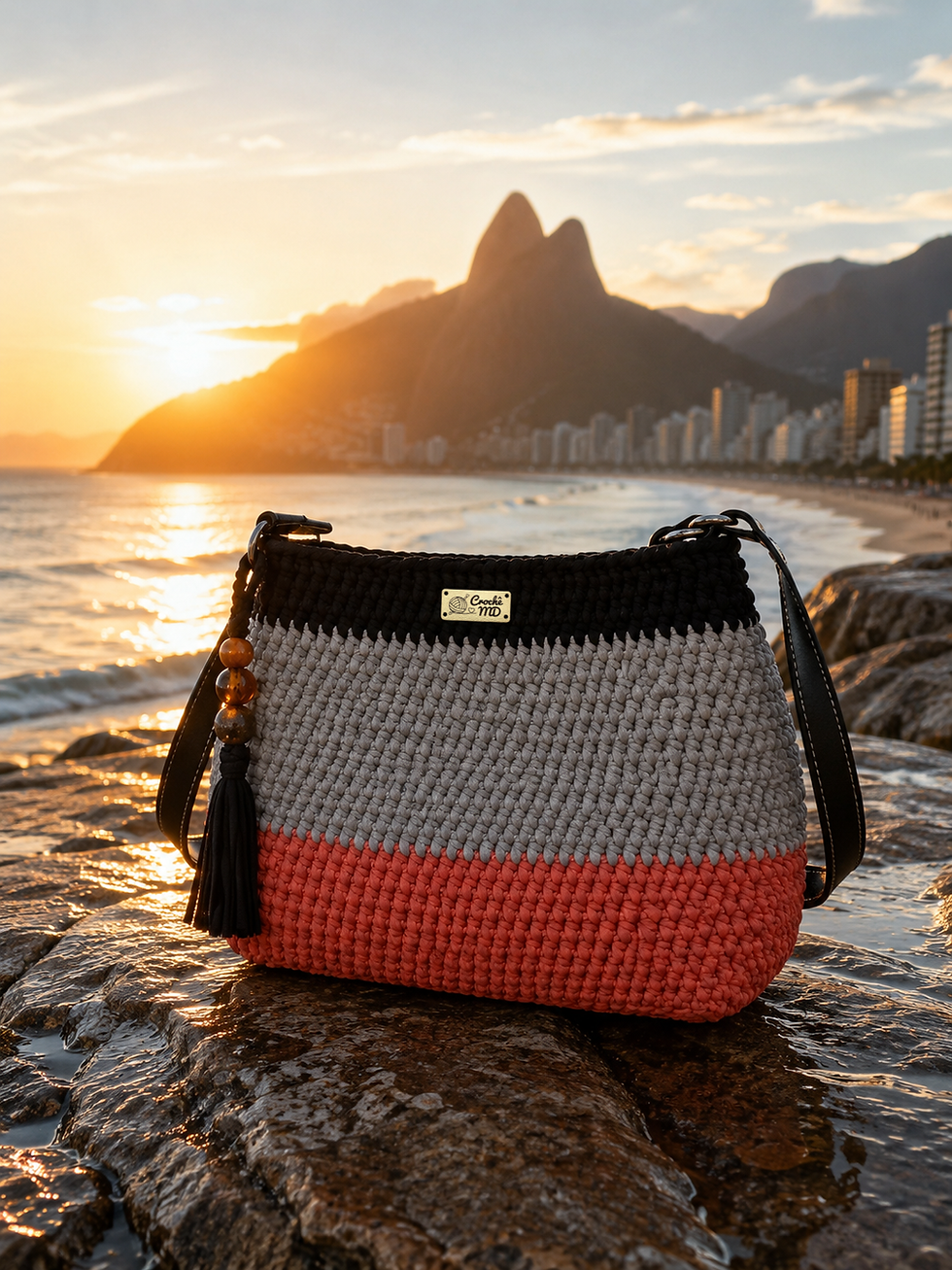 Miniatura: Bolsa feminina Élan MD Création em crochê tricolor preto, cinza e terracota sobre rocha à beira-mar em Ipanema ao pôr