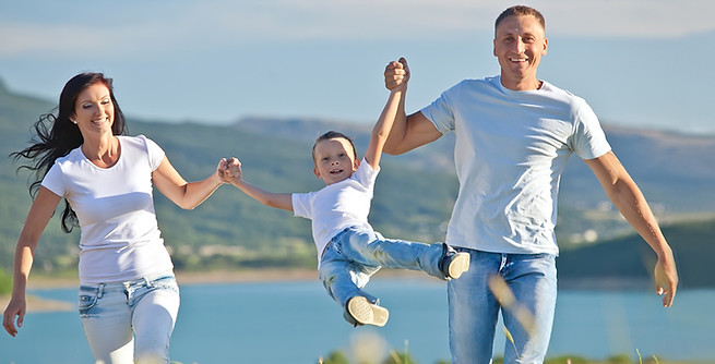 Família feliz na natureza