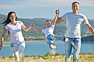 Famille heureuse dans la nature