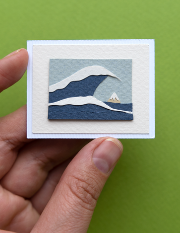 ola de kanagawa, Artista de papel, Let it be, Déjalo ser, Papel canson, papel, canson paper, papeles arte, papel Fabriano, paper craft, cut out, papel, ilustración, cortar y pegar, paper, paper art, paper artist, paper cut, artist, paper cut art, paper love, paper illustration, ilustración infantil, handmade, hand cut paper, Maria Ponce, tijeras, colores, cortador, papeles especiales, papercut, niño, pájaro, niño cantando en la ventana, pájaro en la ventana, amistad, felicidad