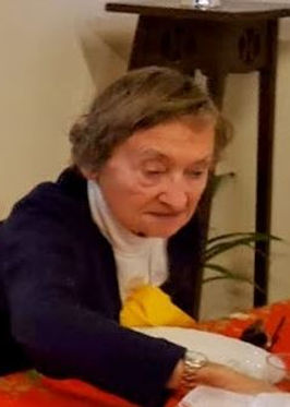 Notre chère soeur, Marie, comme elle aimait qu’on l’appelle, sans doute en souvenir de sa maman qu’elle aimait profondément, a achevé son parcours ici-bas cet après-midi, simplement et silencieusement, à l’image de la vie qu’elle menait depuis longtemps.
Fatiguée et à court de forces depuis longtemps déjà, mais chaque fois que nous lui demandions comment elle allait, elle répondait :
« Je vais bien » ou « Je ne sais pas ».
Française d’origine et espagnole d’adoption, elle a passé toute sa vie de religieuse dans notre pays, très dévouée à la cause des plus pauvres et des plus souffrants, incarnant ainsi notre 4e voeu.
Nous nous souviendrons de toi avec beaucoup d’affection et de gratitude, chère Marie. Repose en paix dans les bras aimants du
Père.
Tus hermanas de la Provincia de Europa