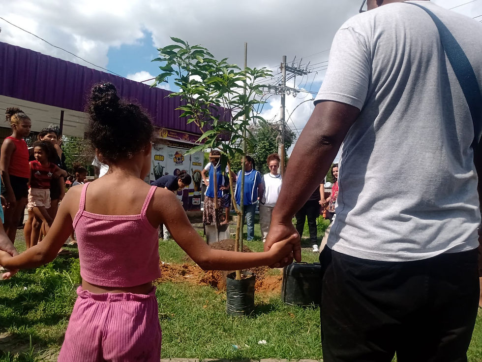 Planting a mango tree in front of the Haroldo de Andrade Sustainable Socio-Educational Project. Photo: Amanda Baroni Lopes