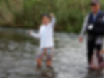 子どもが川で釣りを楽しんでいる画像