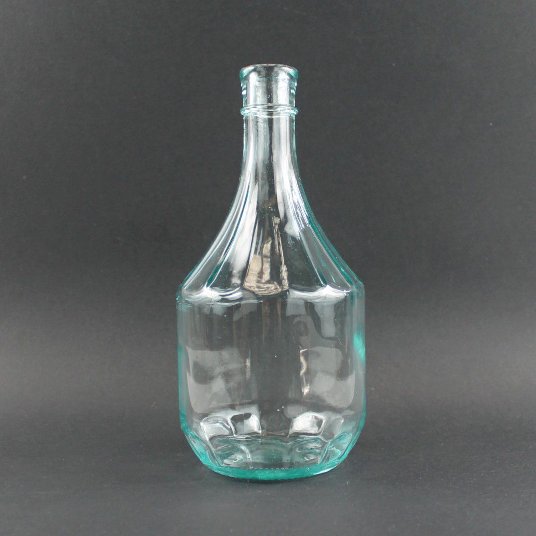 Bouteille de bistrot vintage en verre turquoise transparent vue de face
