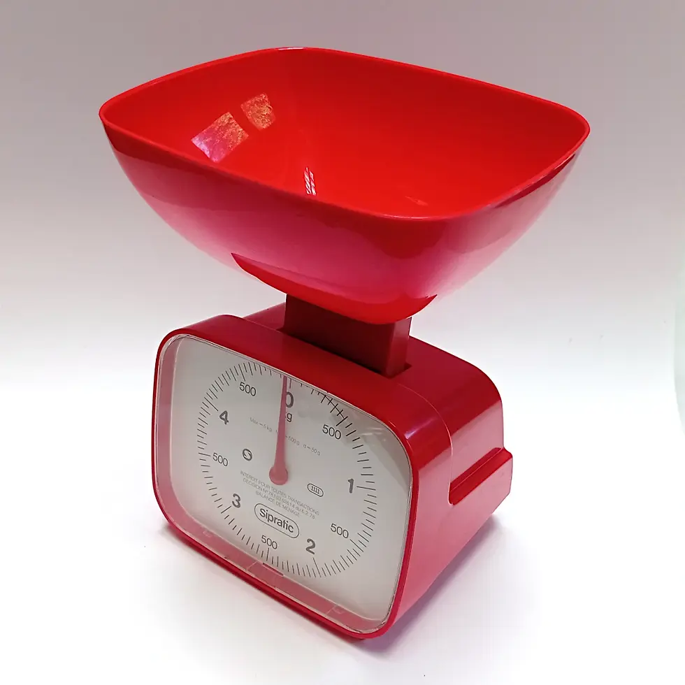 Balance ménagère vintage rouge SIPRATIC vue de côté avec bol