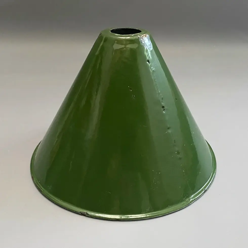 Réflecteur conique vintage en tôle émaillée verte Ø20 vu de face