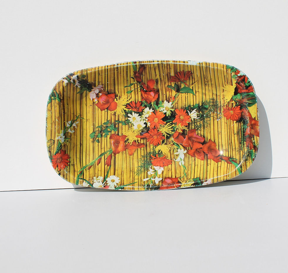 Petit plateau fleuri rectangulaire en tôle fond jaune imitation cannisses vue de face