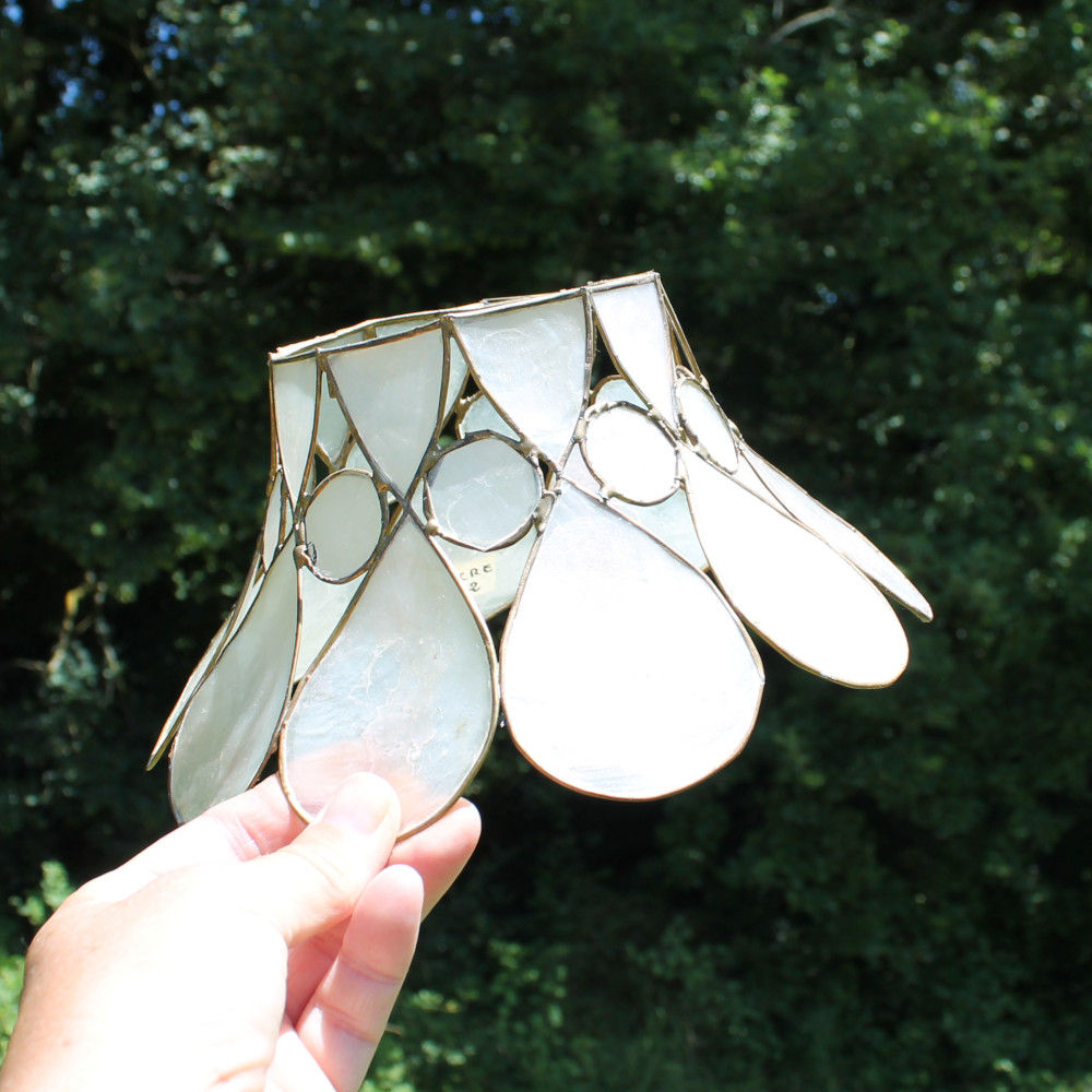 Abat-jour en nacre et laiton des années 1970 vue de face