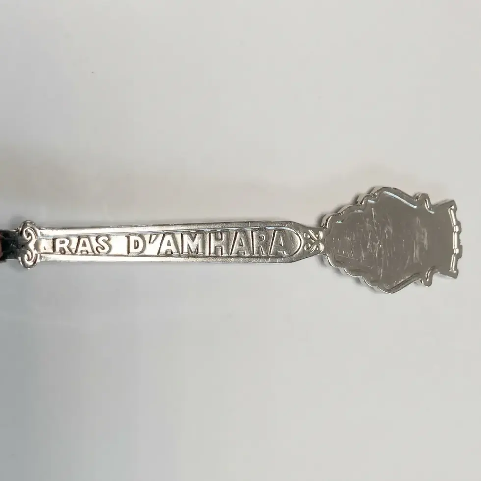 Gros plan logo gravé Ras D’Amhara sur cuillère métal argenté vintage