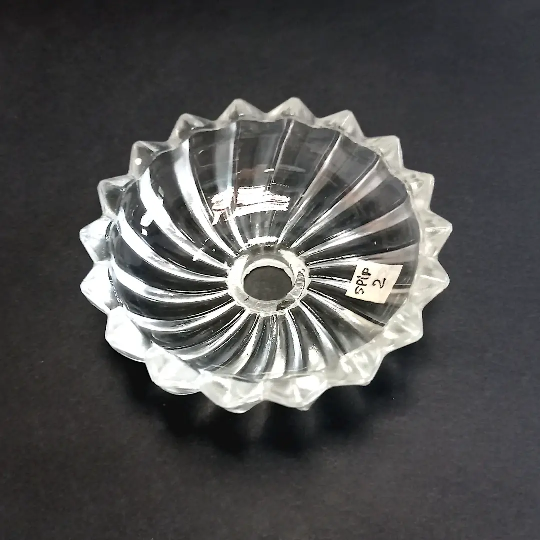 Coupelle ancienne ou bobèche en verre spirale (SPIP2), vue de dessus