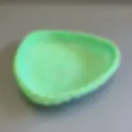 Corbeille plastique tressée vert d'eau années 60, vue de côté