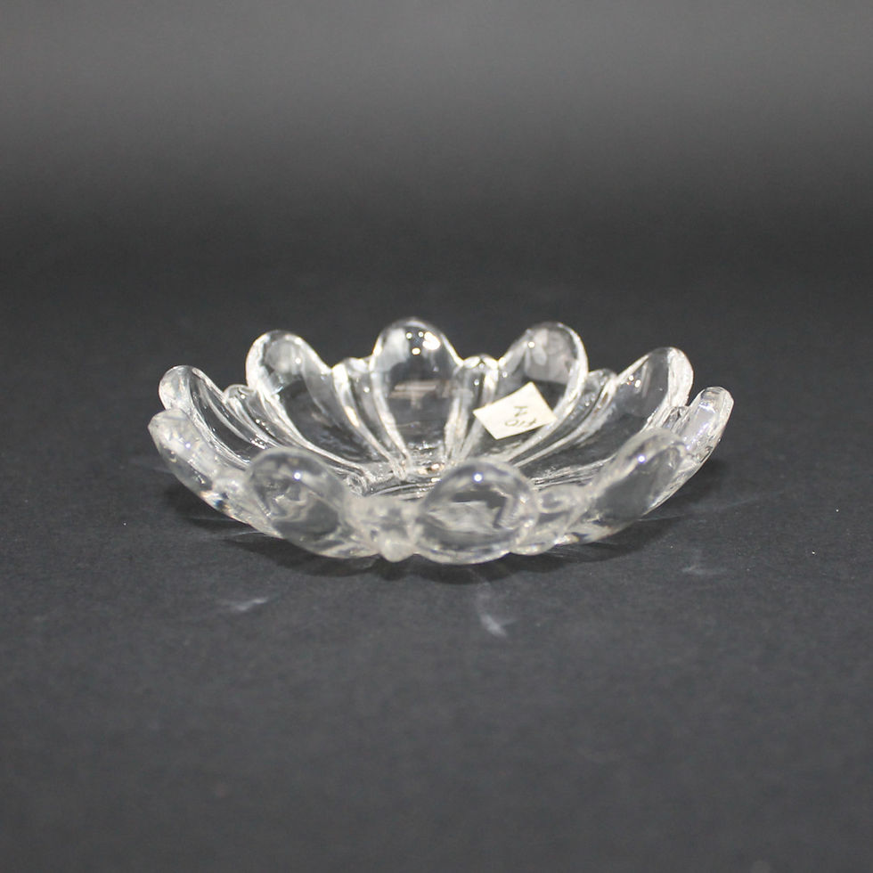 Coupelle ou bobèche en verre pour lustre, en forme de fleur vue de côté