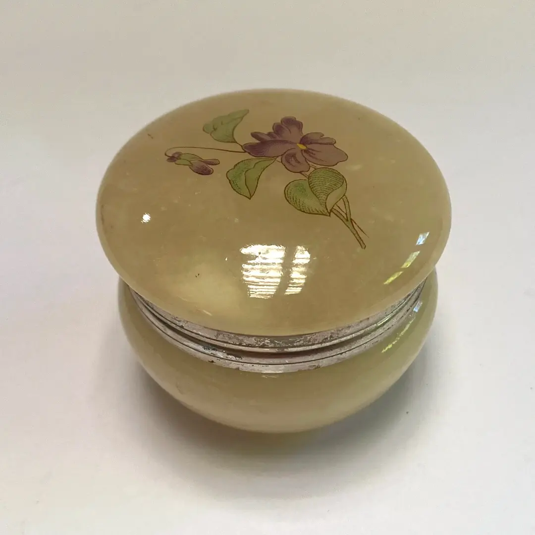Boîte à bijoux vintage en albâtre, décor floral violettes, années 70, vue de face