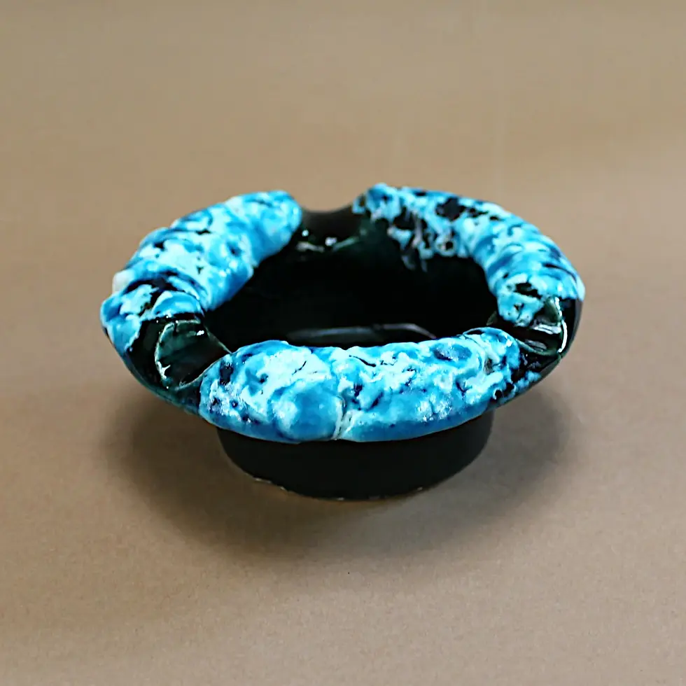 Petit cendrier bleu Vallauris signé Luc vue de côté