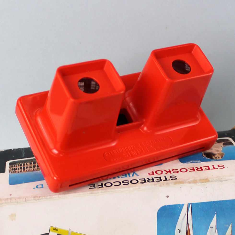 Stéréoscope Lestrade rouge avec 2 cartes vue de côté