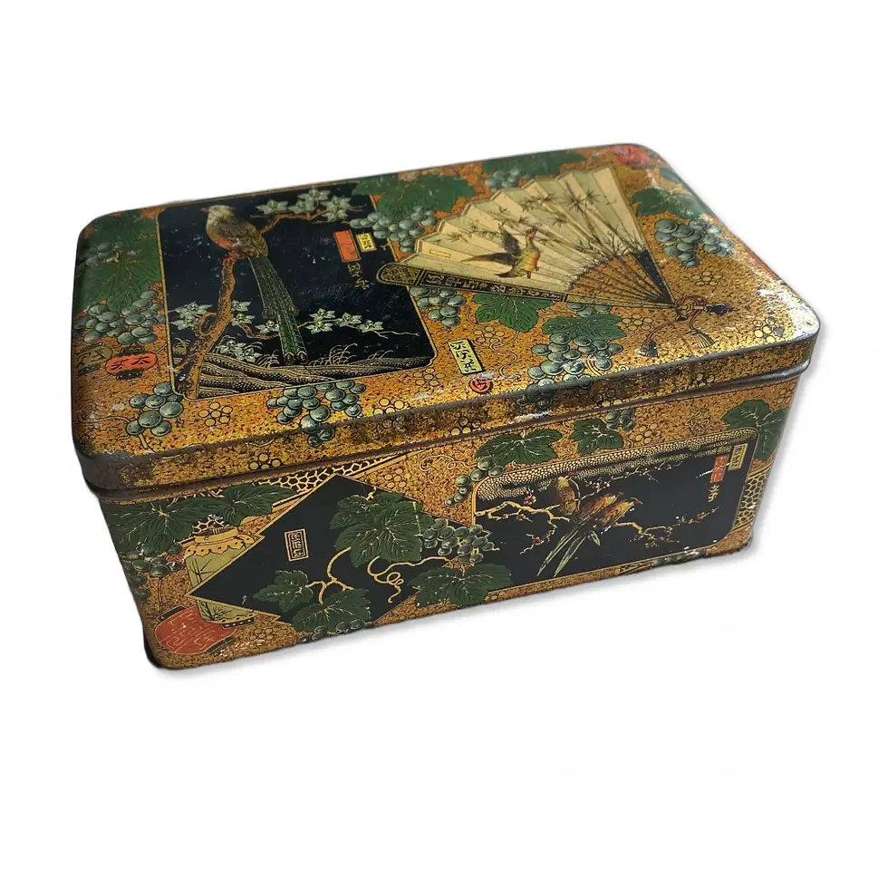 Ancienne boîte en métal avec un décor asiatique, vue de face