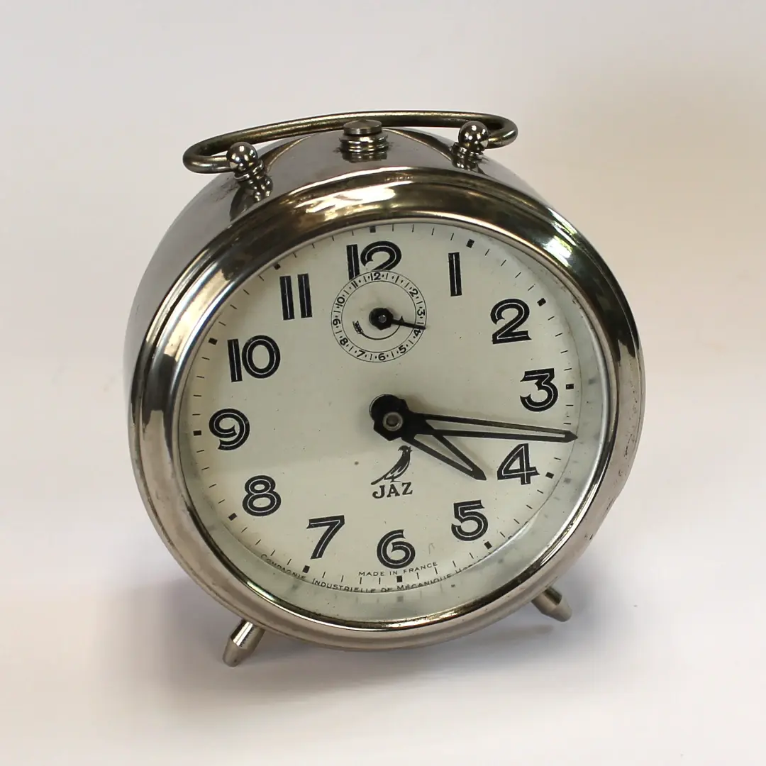 Ancien réveil mécanique Jaz avec anse vue de face