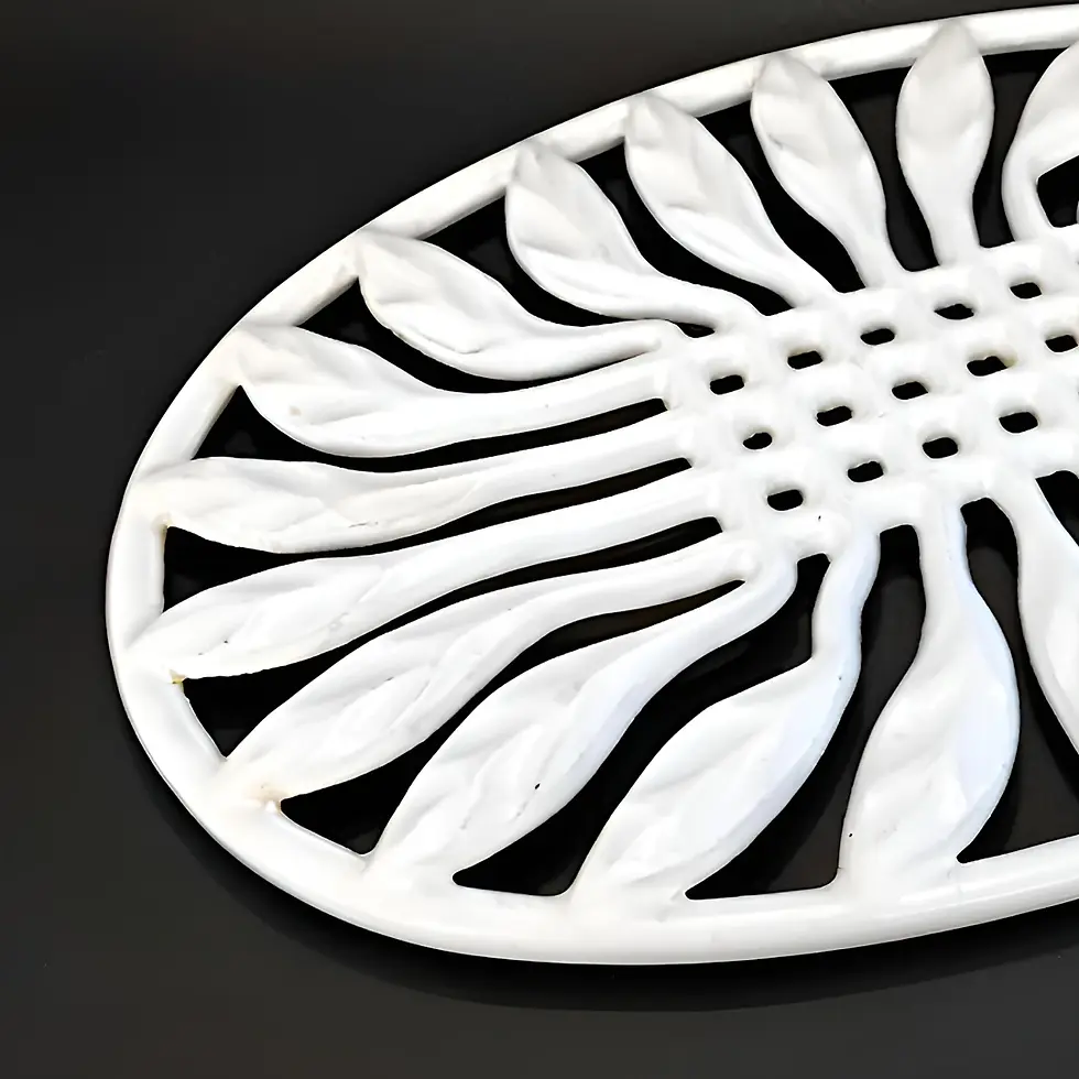 Détail  motif du Dessous de plat ovale en fonte blanche