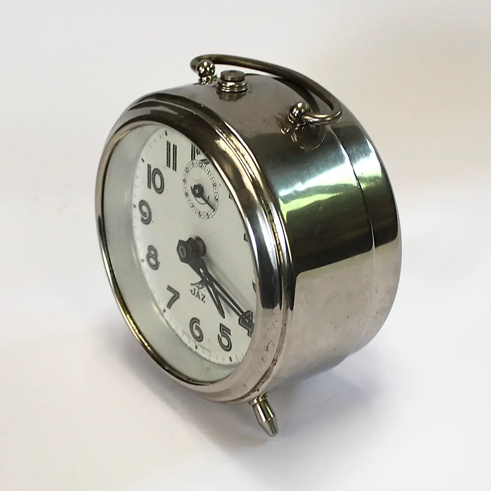 Ancien réveil mécanique Jaz avec anse vue du côté gauche