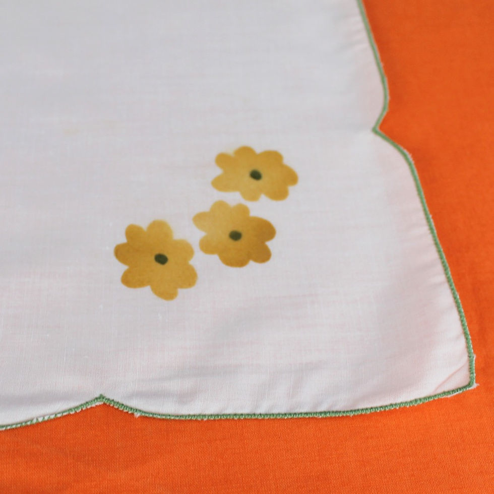Serviettes de table vintage aux petites fleurs jaunes vue de près