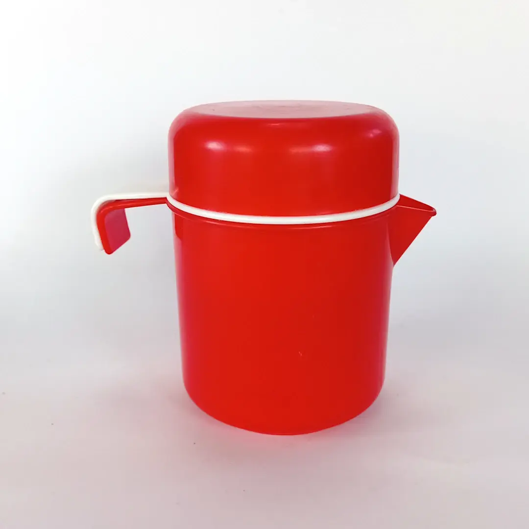 Presse-agrumes rouge vintage vue de face