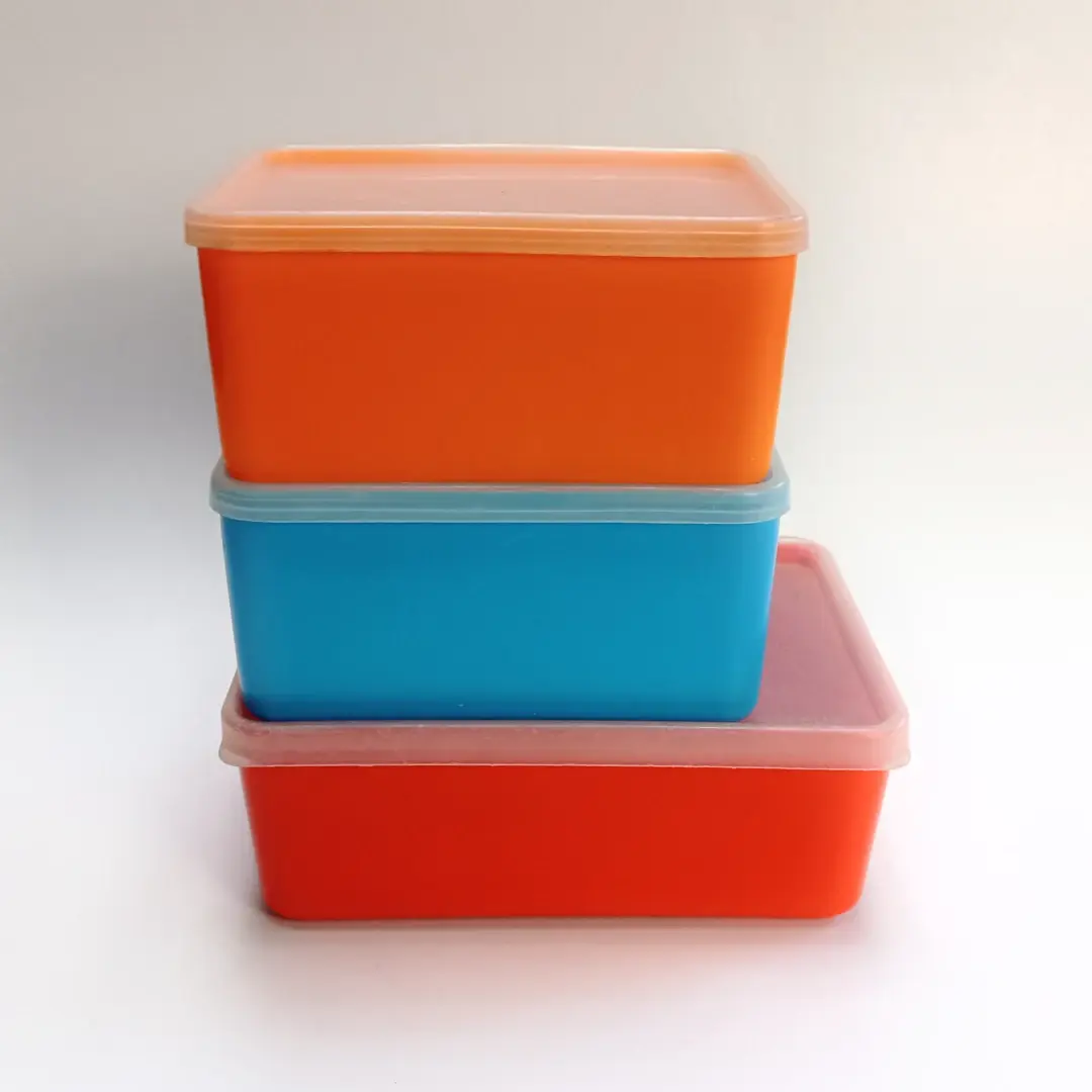 2 petites boîtes de conservation vintage Miflex et 1 Soupledur, vue d’ensemble