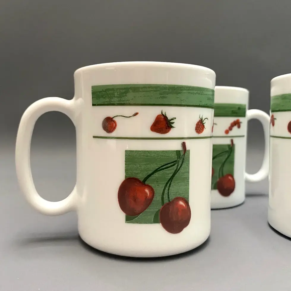 Détail des motifs cerises et fruits rouges sur mug ARC France