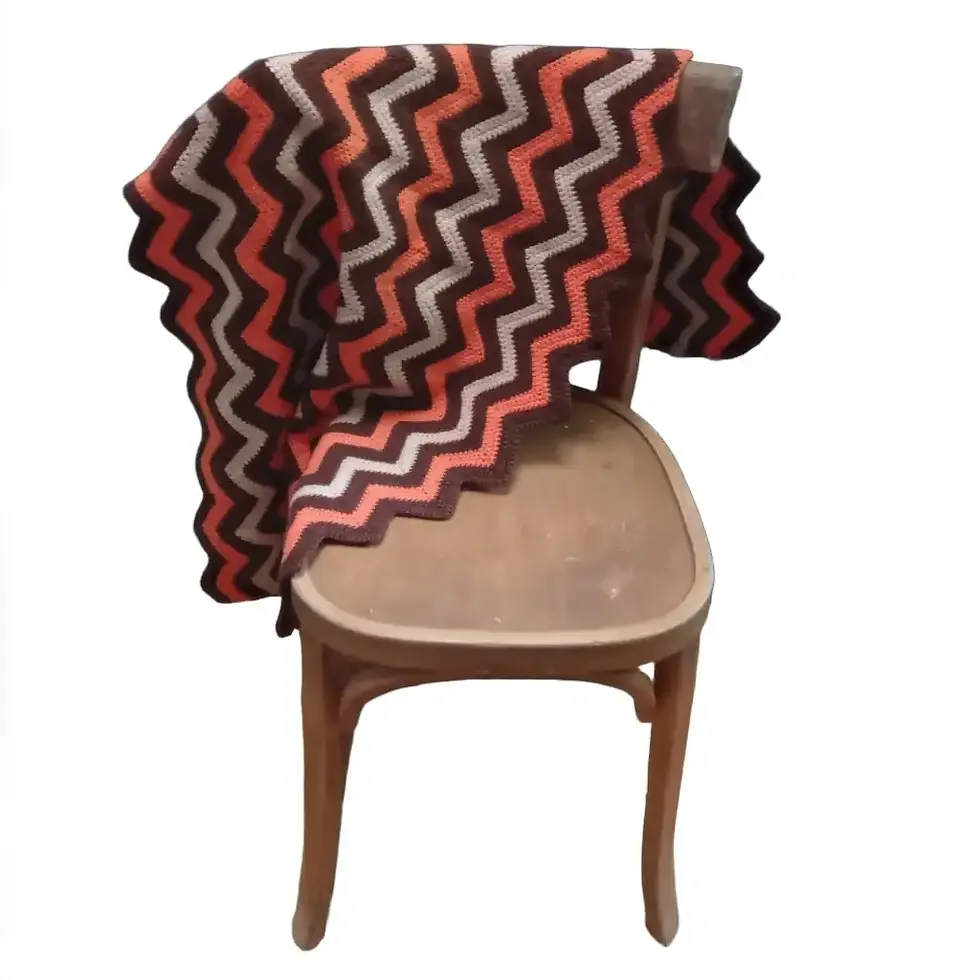 Jeté au crochet posé sur le dossier d’une chaise, vue d’ensemble
