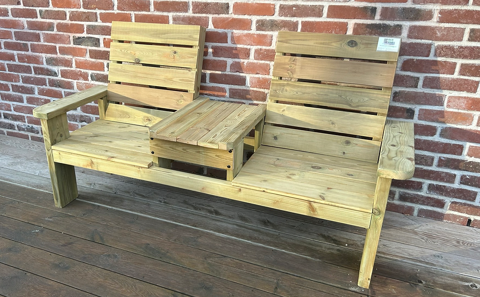 En bois massif, ce banc est conçu pour favoriser la proximité et les échanges. Son assise confortable et son design élégant s’intègrent parfaitement dans un jardin, sur une terrasse ou même en intérieur.