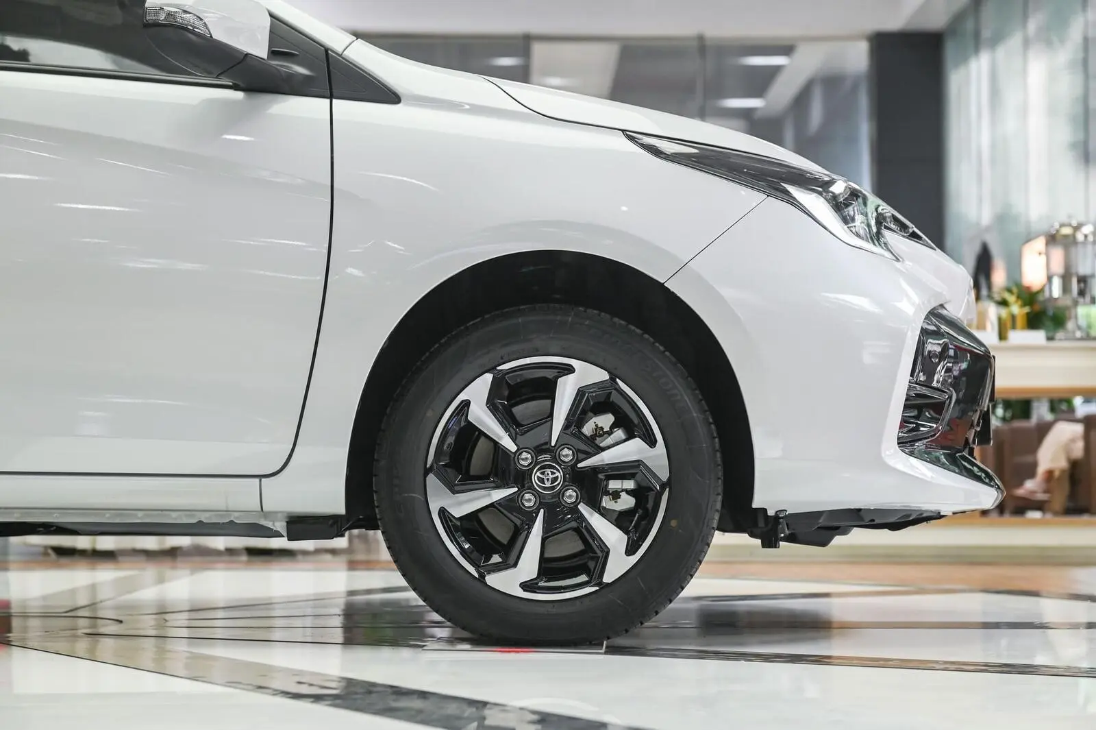 Toyota Vios sử dụng mâm kích thước 15 inch, thiết kế đa chấu xoáy