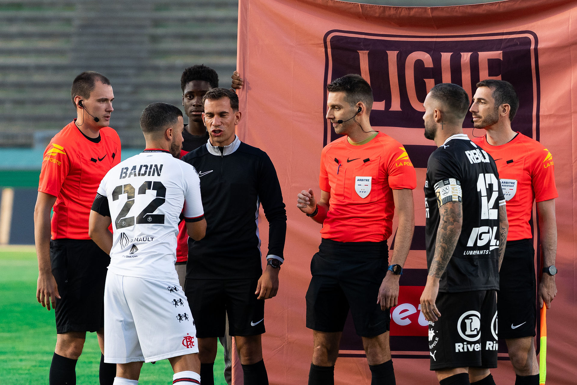 Clément Badin et l'arbitre contre Amiens SC