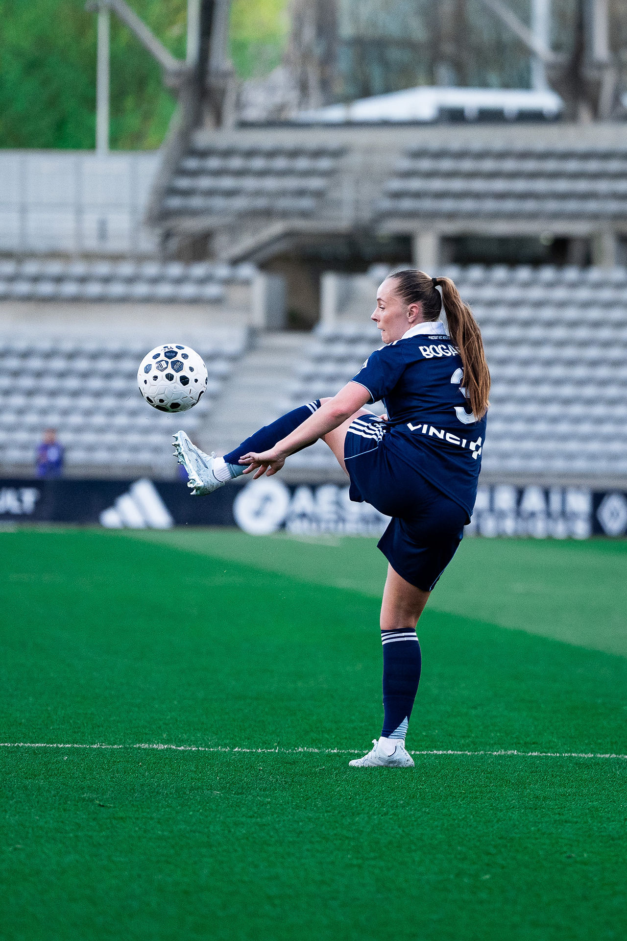 Controle de Lou Bogaert lors du match du Paris FC contre le FC Fleury 91
