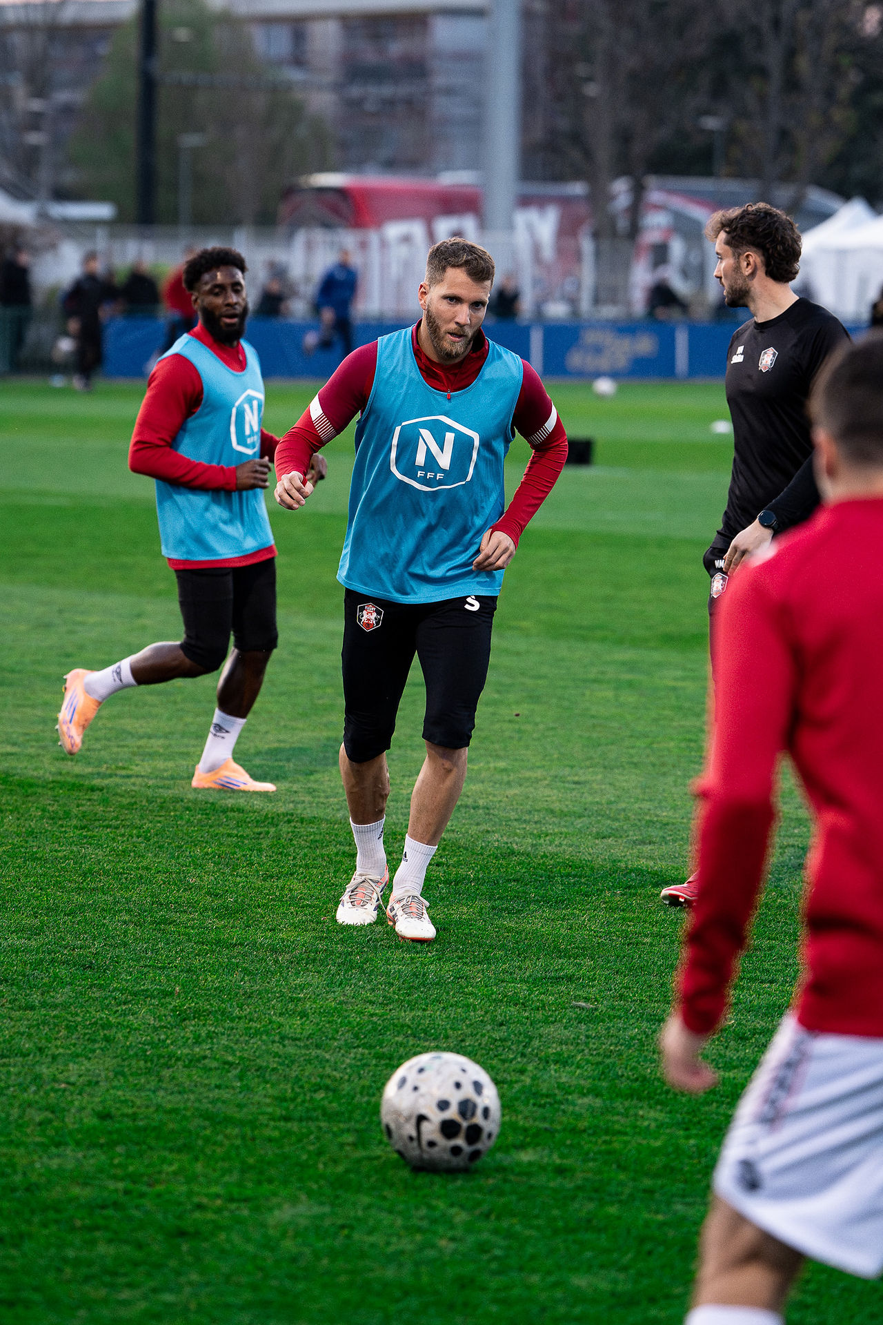 Valentin Lavigne qui s'entraine pour le match contre le FC Versailles