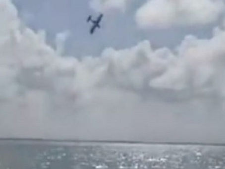 AMÉRICA PRESS: Avião que fazia acrobacias em comemoração a festa de chá de bebê cai no mar do México