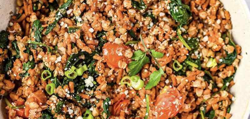 Le sarrasin aux épinards et sauce tomate