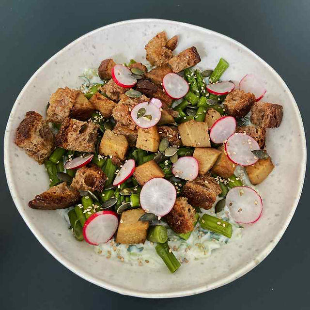 La panzanella aux asperges et tzatziki (salade de pain)