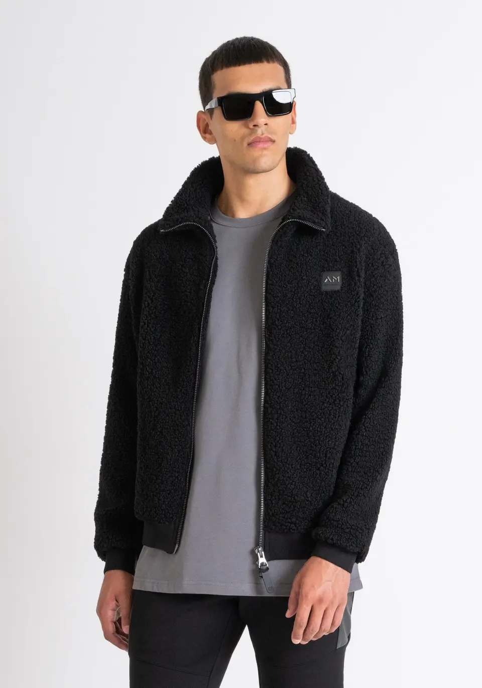 Miniature : SWEAT-SHIRT REGULAR FIT NOIR EFFET TEDDY AVEC POCHES