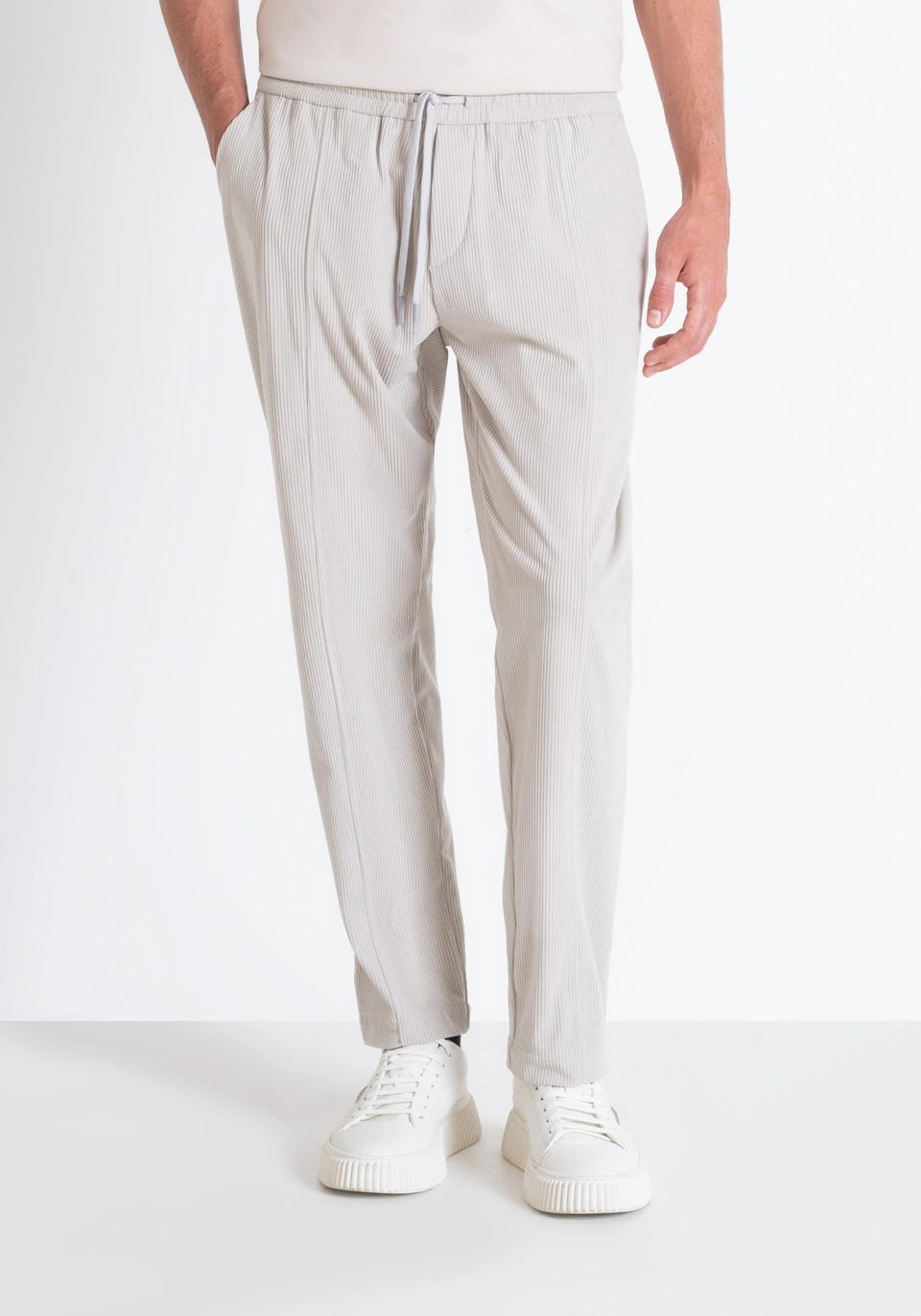 PANTALON REGULAR FIT EN VELOURS TRAITÉ