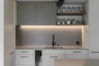 Moderne, helle Küche mit Kochinsel