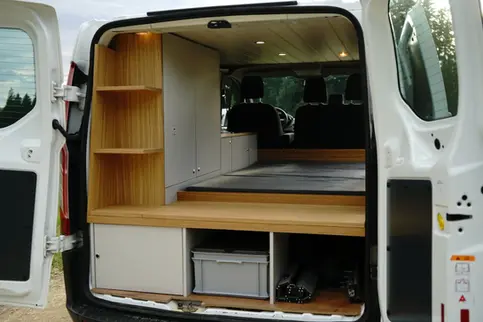 Weisser Camper mit offenen Türen 