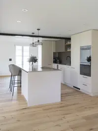 Moderne, helle Küche mit Kochinsel