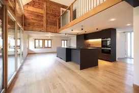 Dunkelbraune Küche mit Kochinsel und Rückwand in Eiche massiv sowie einer Natursteinabdeckung, Madiswil